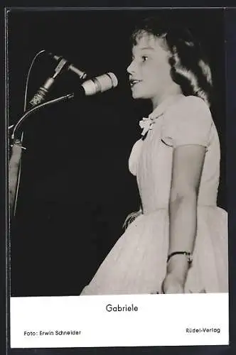 AK Schauspielerin Gabriele am Mikrofon