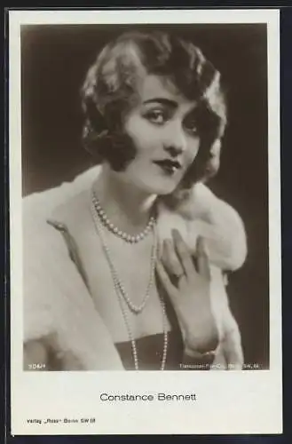 AK Schauspielerin Constance Bennet mit Pelz und Perlenkette