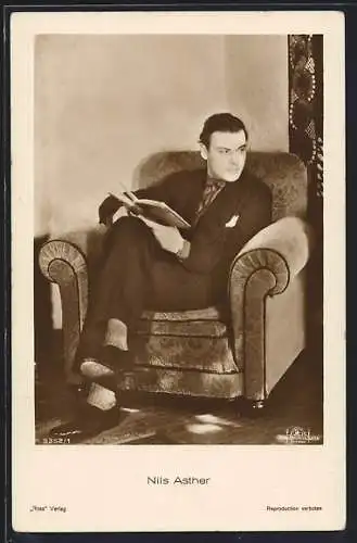 AK Schauspieler Nils Asther liest ein Buch