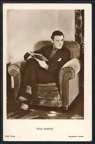 AK Schauspieler Nils Asther beim Lesen im Sessel