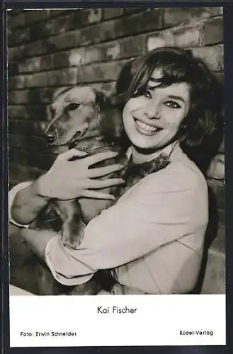 AK Schauspielerin Kai Fischer mit Hund in den Armen