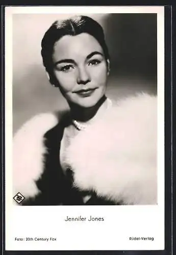 AK Schauspielerin Jennifer Jones mit Pelz und Perlenkette
