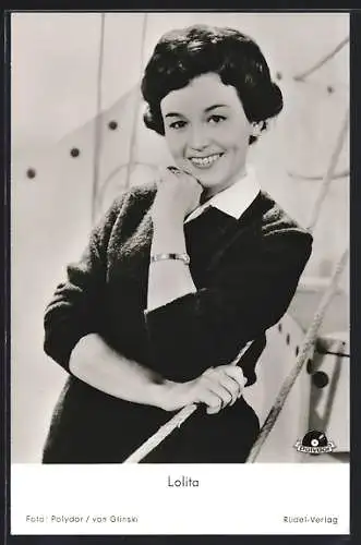 AK Schauspielerin Lolita an Deck eines Schiffes