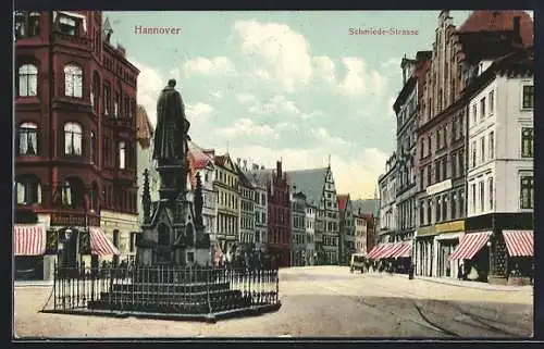 AK Hannover, Schmiede-Strasse mit Denkmal