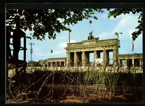 AK Berlin, Brandenburger Tor mit Mauer und Stacheldraht