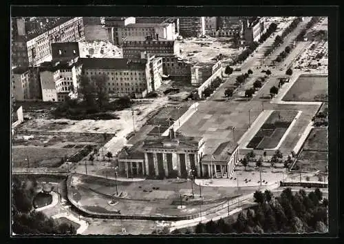 AK Berlin, Brandenburger Tor mit Sperrmauer, Luftbild, Fliegeransicht