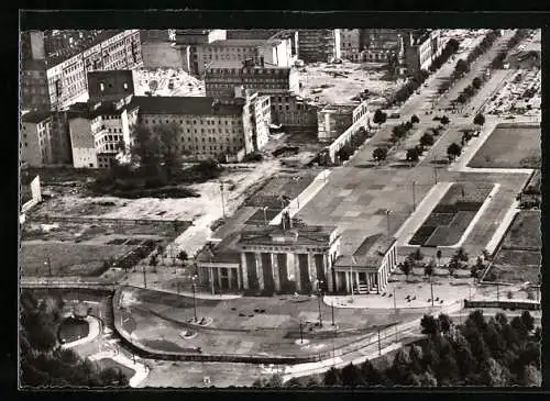 AK Berlin, Brandenburger Tor mit Sperrmauer, Luftbild, Fliegeransicht