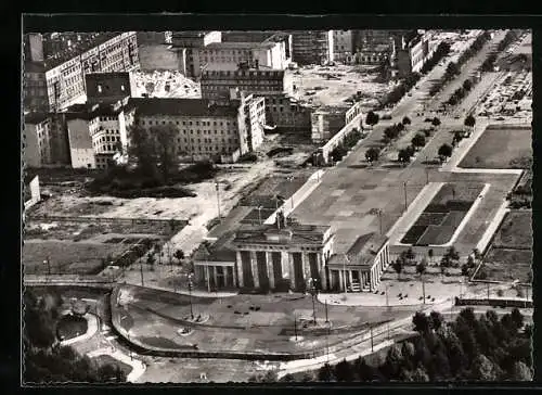 AK Berlin, Brandenburger Tor mit Sperrmauer, Luftbild, Fliegeransicht