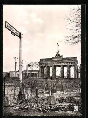 AK Berlin, Stacheldraht am Wegweiser - Strasse der 17. Juni vor dem Brandenburger Tor