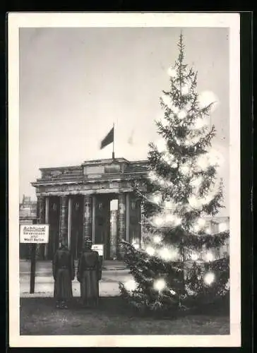 AK Berlin, Weihnachtsbaum mit Grenzsoldaten am Brandenburger Tor