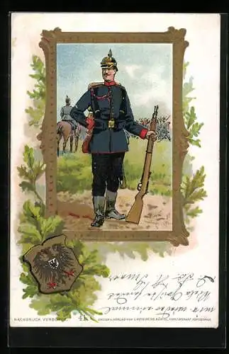 Künstler-AK Soldat der Infanterie in Uniform mit Gewehr und verzierter Pickelhaube