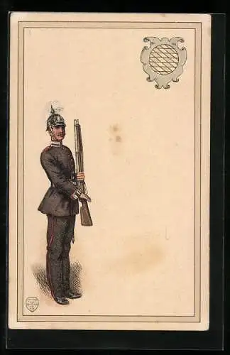 AK Infanterie-Soldat in Uniform mit Pickelhaube präsentiert das Gewehr