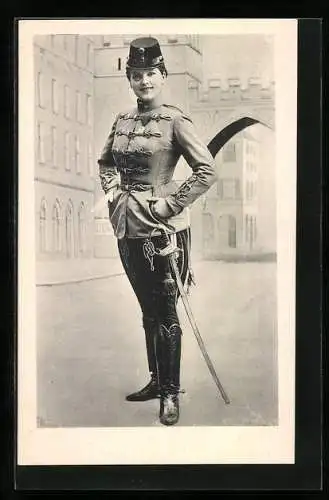 AK weibliche Gardistin mit Hut und Säbel