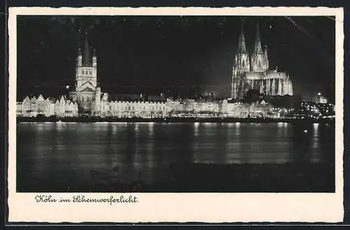 AK Köln, Rheinufer mit Dom im Scheinwerferlicht