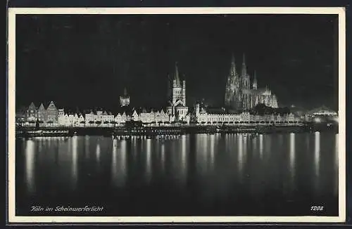 AK Köln, Rheinufer mit Dom im Scheinwerferlicht