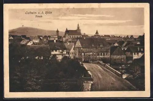 AK Ostheim v. d. Rhön, Totalansicht mit Kirche und Strassenpartie