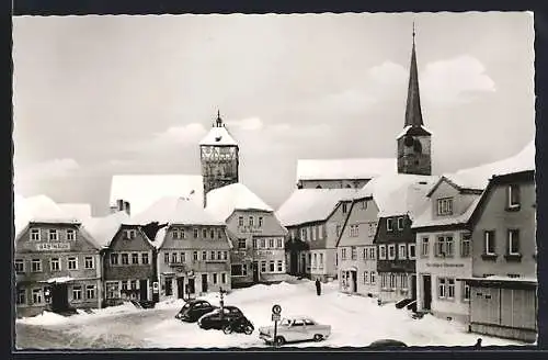 AK Bischofsheim /Rhön, Marktplatz mit Gasthaus und Bäckerei-Cafe im Schnee