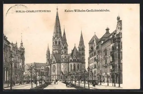 AK Berlin-Charlottenburg, Kaiser-Wilhelm-Gedächtniskirche mit Strassenpartie