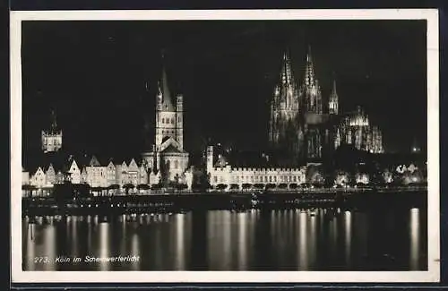 AK Köln, Panorama der Stadt im Scheinwerferlicht