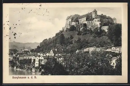 AK Burghausen / Salzach, Ortspartie mit Blick zur Burg