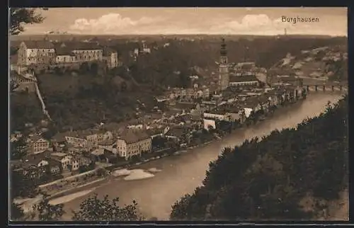 AK Burghausen / Salzach, Stadtansicht mit Flusspartie aus der Vogelschau