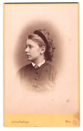 Fotografie Julius Gertinger, Wien, Margarethenstr. 19, Junge Dame mit Haarband