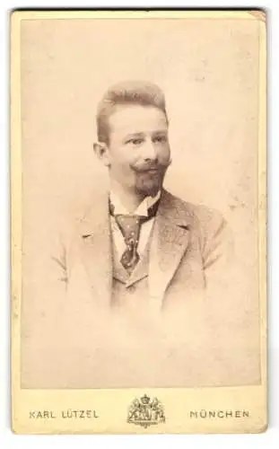 Fotografie Karl Lützel, München, Dachauerstr. 19, Elegant gekleideter Herr mit Vollbart