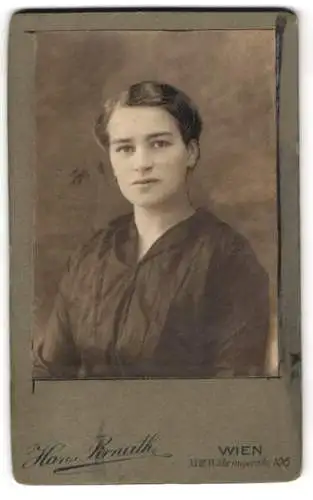 Fotografie Hans Pirnath, Wien, Währingerstr. 106, Junge Dame mit zurückgebundenem Haar