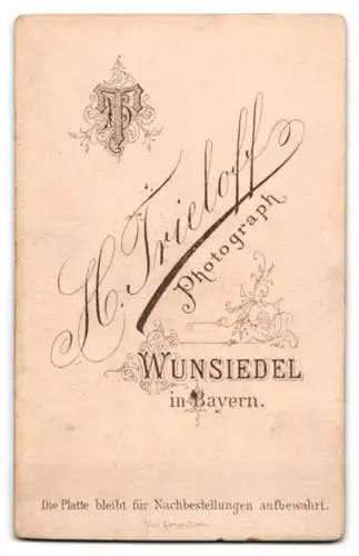 Fotografie H. Trieloff, Wunsiedel in Bayern, Kleiner Junge in zeitgenössischer Kleidung