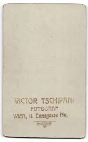 Fotografie Victor Tschipani, Wien, Ennsgasse, Kleiner Junge in winterlicher Kleidung