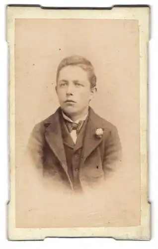 Fotografie Theodor Mark, Scheibbs, Junger Mann im Anzug mit Fliege