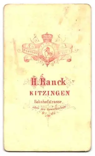 Fotografie H. Ranck, Kitzingen, Bahnhofstrasse, Bürgerliche Dame mit Kragenbrosche