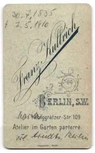 Fotografie Franz Kullrich, Berlin, Königgrätzer-Str. 109, Beleibte Dame mit Hochsteckfrisur