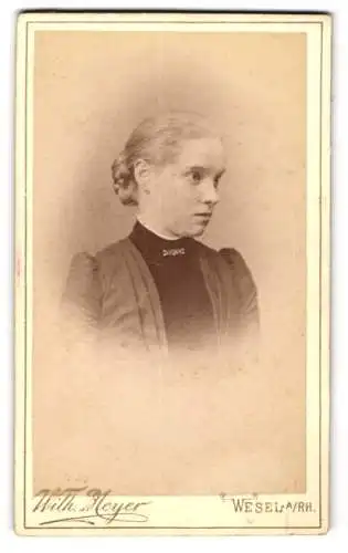 Fotografie Wilh. Meyer, Wesel a. H., Baustr. 642, Junges Mädchen mit Haarknoten