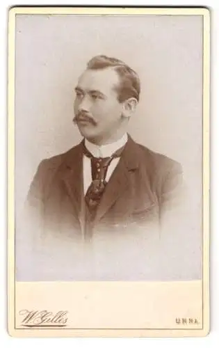 Fotografie W. Gilles, Unna, Bürgerlicher Herr mit Schnauzbart
