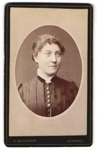 Fotografie Eberh. Schuckert, Herford, Brüderstr. 352, Junge Dame mit zurückgebundenem Haar