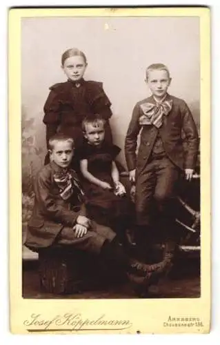 Fotografie Josef Köppelmann, Arnsberg, Chausseestr. 136, Vier Kinder in modischer Kleidung