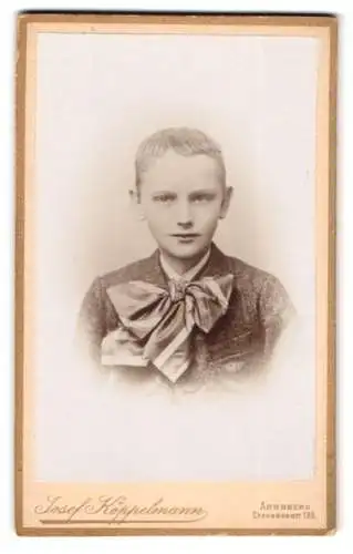 Fotografie Josef Köppelmann, Arnsberg, Chausseestr. 136, Kleiner Junge im Anzug mit Fliege