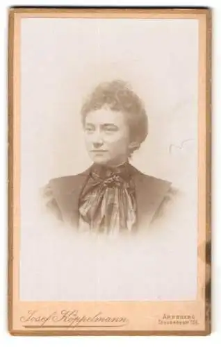 Fotografie Josef Köppelmann, Arnsberg, Chausseestr. 136, Junge Dame in modischer Kleidung