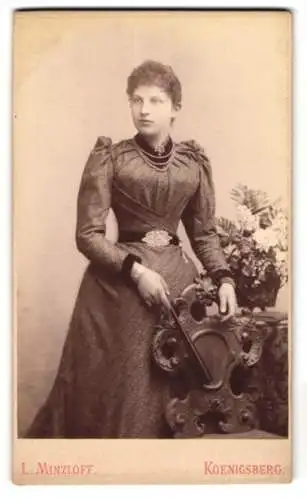 Fotografie L. Minzloff, Koenigsberg i. Pr., Theaterstr. 4, Junge Dame im Kleid mit Fächer