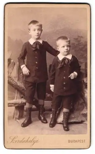 Fotografie Szerdahelyi, Budapest, Albrecht-Str. 9, Eisgrubengasse 3, Zwei kleine Jungen in modischer Kleidung