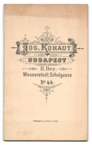 Fotografie Jos. Kohaut, Budapest, Wasserstadt, Schulgasse 44, Kleines Kind im Kleid