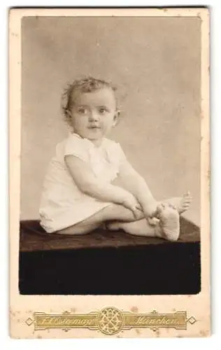 Fotografie F. X. Ostermayr, München, Karlsplatz 6, Kleines Kind im Hemd mit nackigen Füssen