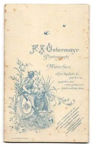 Fotografie F. X. Ostermayr, München, Karlsplatz 6, Kleines Kind im Hemd mit nackigen Füssen