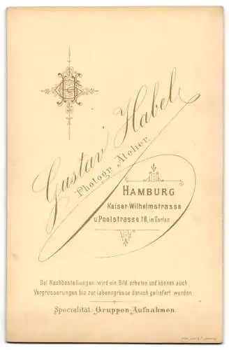 Fotografie Gustav Habel, Hamburg, Kaiser Wilhelmstrasse, Bürgerliches Ehepaar an Tisch mit Buch