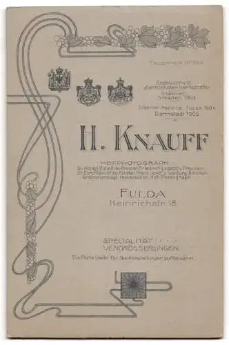 Fotografie H. Knauff, Fulda, Heinrichstr. 18, Dame in Jacke und Kleid mit Spitzendekor und Mann mit Schnauzbart