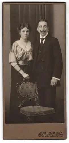 Fotografie Columbus, Charlottenburg, Wilmersdorferstr. 60, Dame mit Perlenkette und Herr mit Schnauzbart