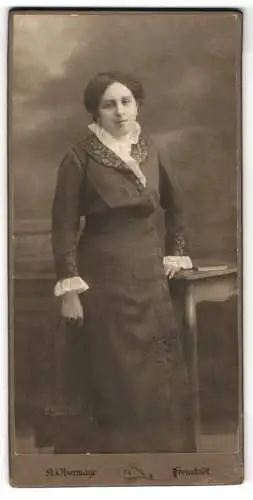 Fotografie R. Obermayr, Freystadt, Dame in Kleid mit geblümtem Kragen