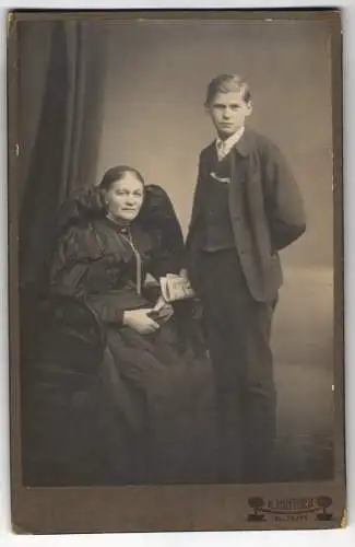 Fotografie K. Hintner, Salzburg, Hofstallgasse 3, Mutter mit Buch in der Hand und ihr Sohn
