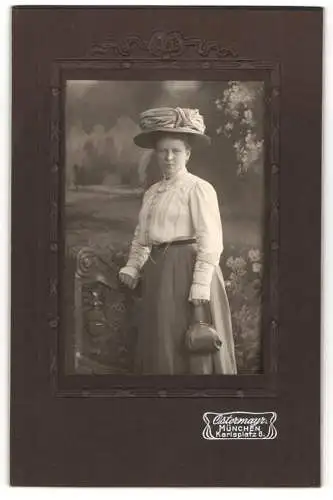 Fotografie Atelier Ostermayr, München, Karlsplatz 6, Junge Dame mit Hut und Handtasche